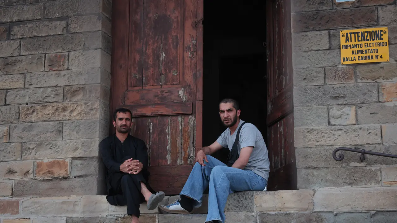 Attaulah e Safiullah ai piedi del magazzino 4, dove dimorano da due settimane. Fotoservizio Lasorte
