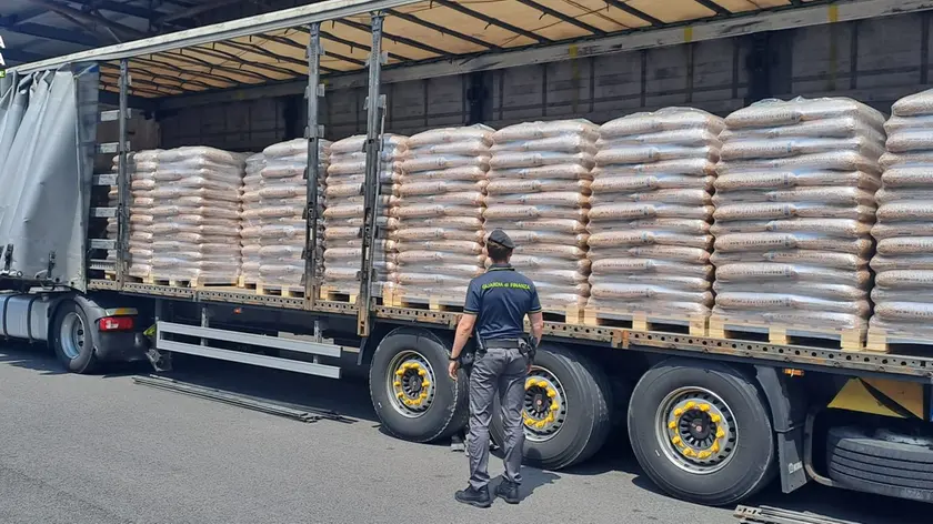 Il carico di pellet sequestrato dalla Gdf