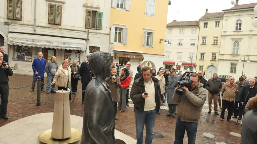La statua di Michelstaedter quando fu inaugurata nel 2010 Foto Bumbaca