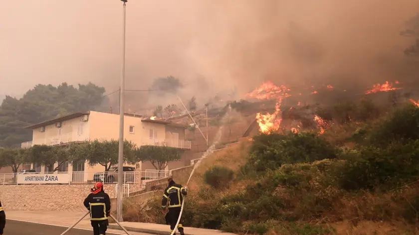 L’intervento per l’incendio nelle vicinanze di Almissa. Foto Index.hr