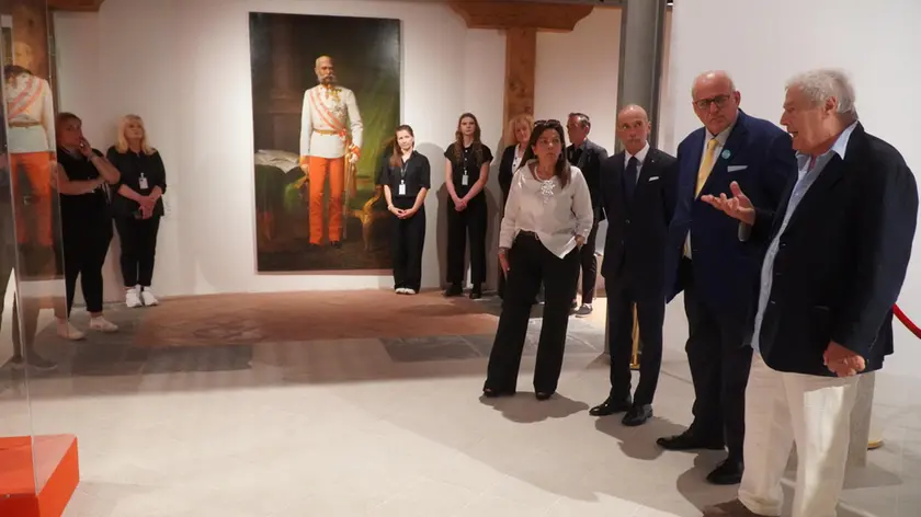 È stata inaugurata la mostra “Da Aquileia a Gorizia. Il Tesoro dell’Arcidiocesi” al museo di Santa Chiara con dipinti, codici, libri, reliquari, paramenti e altri oggetti sacri. Fotoservizio e video di Roberto Marega