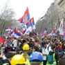 Alcuni manifestanti con le bandiere a Belgrado. Foto EPA