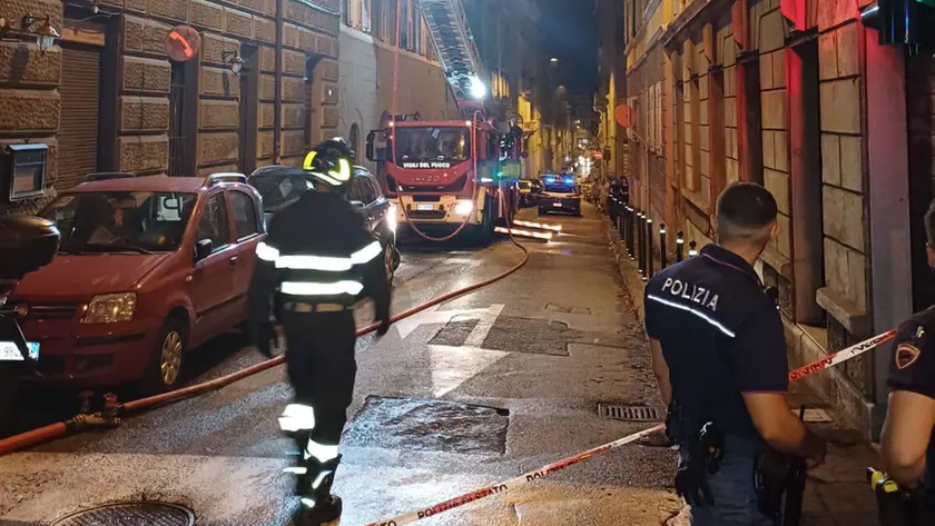 Forze dell'ordine sul luogo dell'incendio (Foto Silvano)