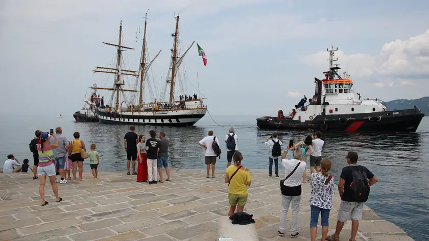 La nave Palinuro durante l'ultima toccata a Trieste (Lasorte)