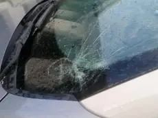 Il parabrezza di una delle macchine danneggiate nel weekend