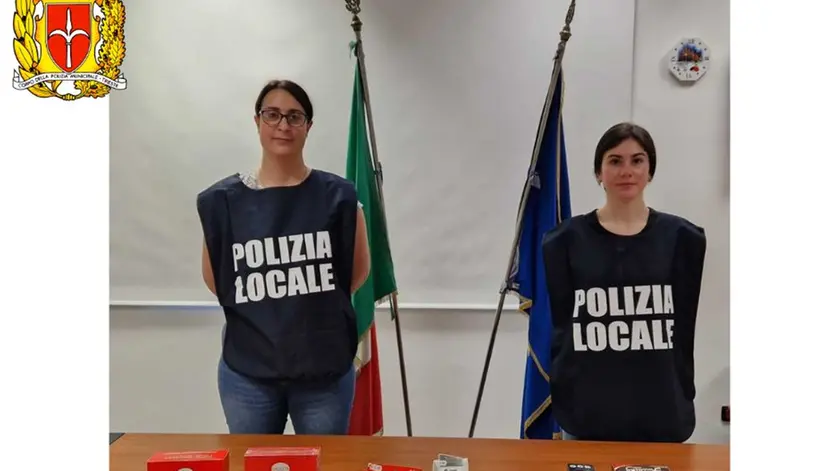 Gli accessori da fumo privi di autorizzazione per la vendita sequestrati dalla polizia locale di Trieste