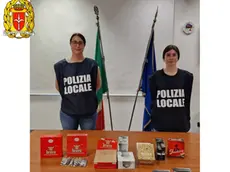 Gli accessori da fumo privi di autorizzazione per la vendita sequestrati dalla polizia locale di Trieste