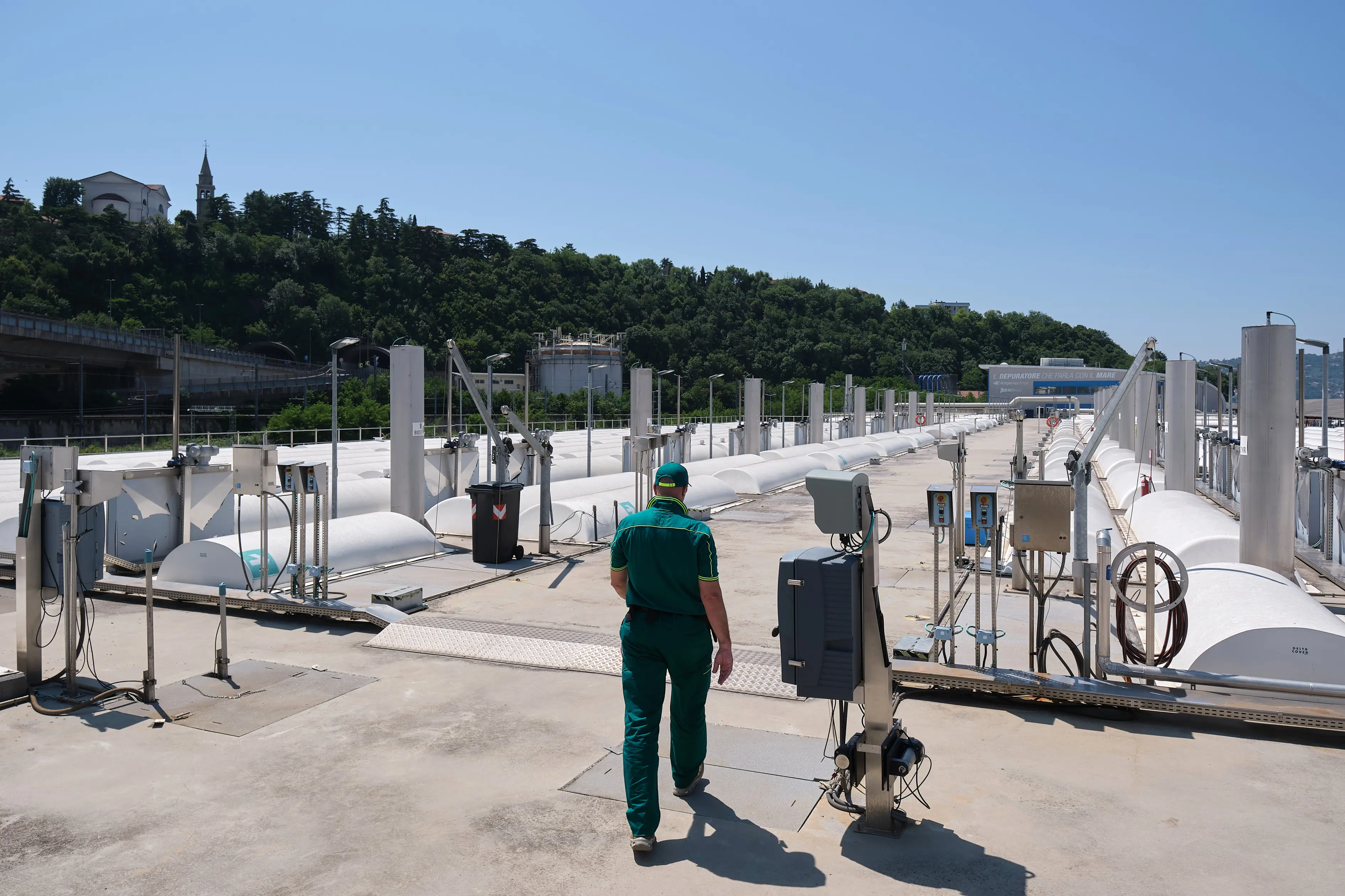 In queste foto di Massimo Silvano ci rendiamo conto da vicino di come è fatto il depuratore di Servola. Qui il nostro servizio