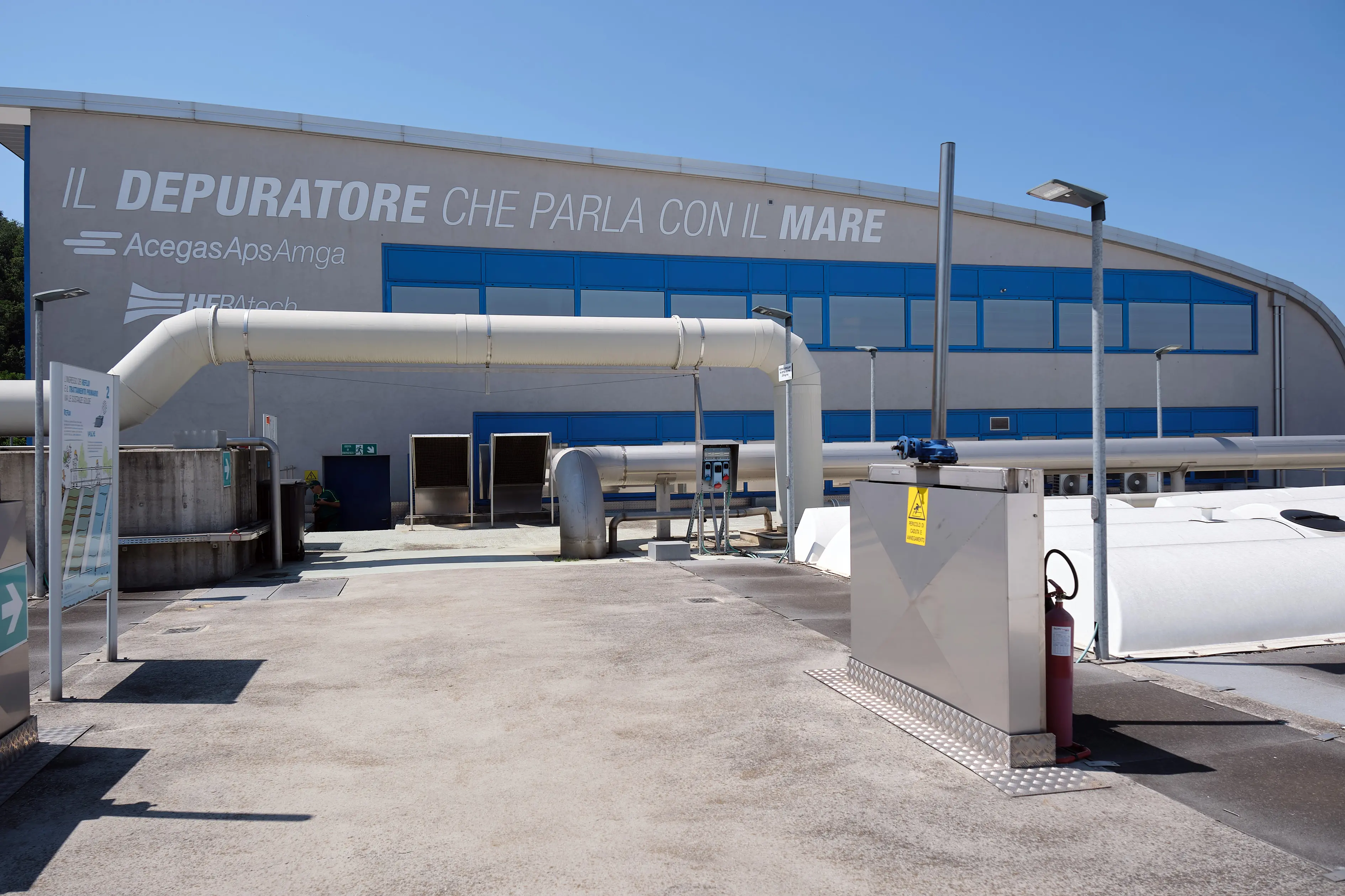 In queste foto di Massimo Silvano ci rendiamo conto da vicino di come è fatto il depuratore di Servola. Qui il nostro servizio