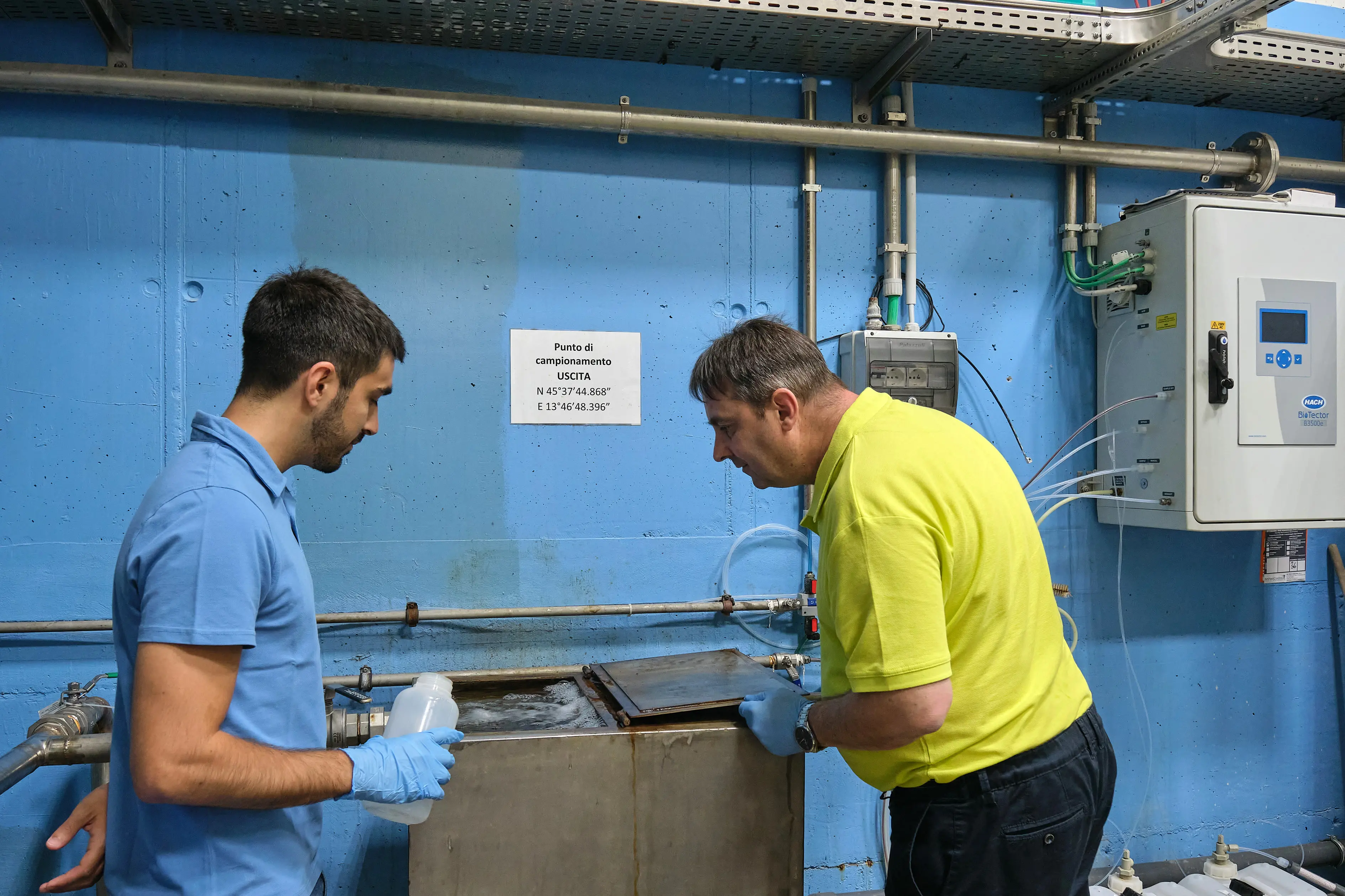 In queste foto di Massimo Silvano ci rendiamo conto da vicino di come è fatto il depuratore di Servola. Qui il nostro servizio