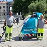 Un aspiratore mobile, a destra l’assessore Pino Marchesan con “Mister Fill” e la dirigente Daniela Moser