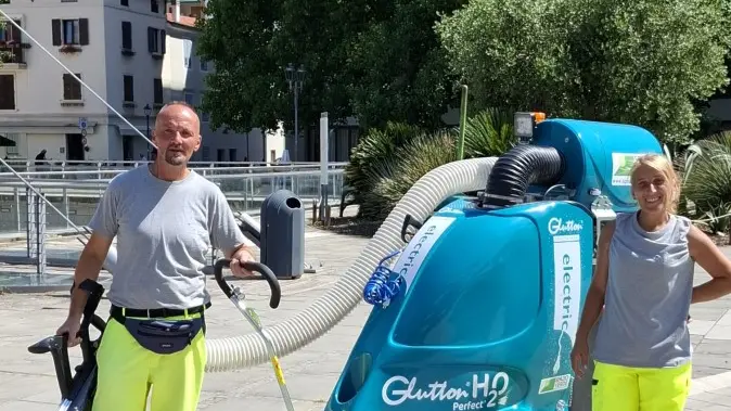 Un aspiratore mobile, a destra l’assessore Pino Marchesan con “Mister Fill” e la dirigente Daniela Moser