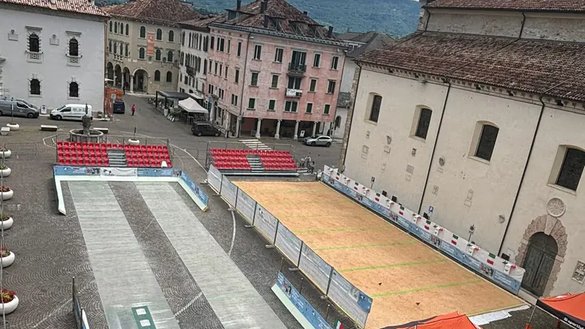 I campi allestiti nel giugno 2024 in piazza Duomo a Belluno per campionati giovanili e final four