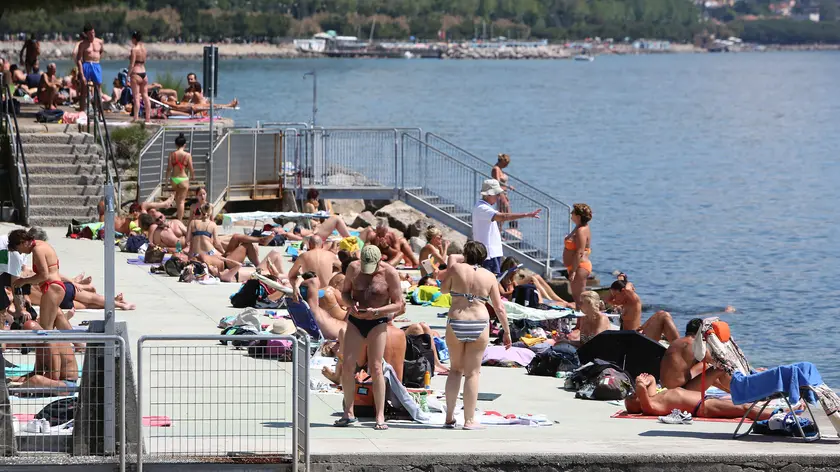 Bagnanti al bivio di Miramare, i ladri hanno colpito anche in Pineta