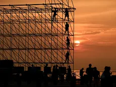 In alto l’allestimento per il concerto, sotto la Goletta verde Foto Silvano