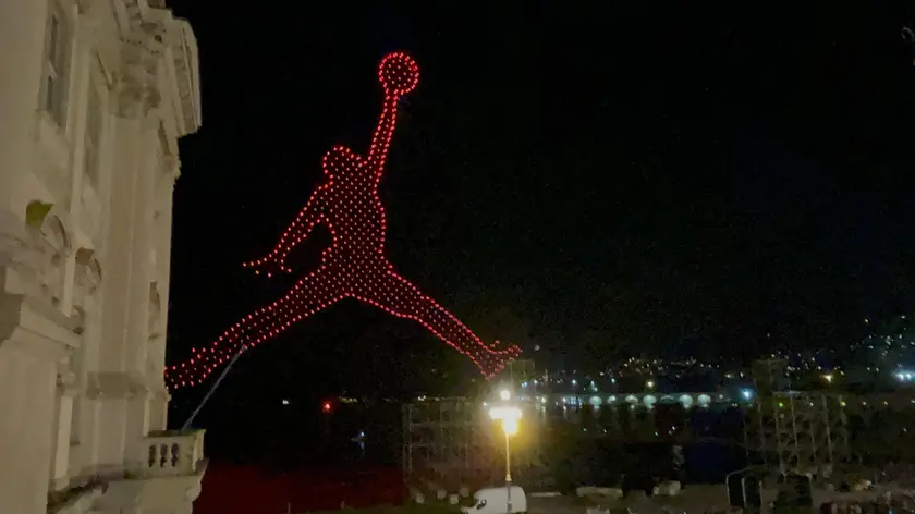 Il logo di Jordan realizzato con i droni sul cielo di Trieste (Silvano)