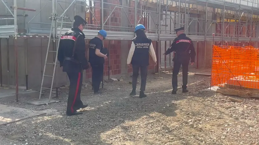 Carabinieri impegnati in un controllo all’interno di un cantiere edile