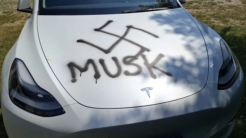 La Tesla vandalizzata a Ronchi