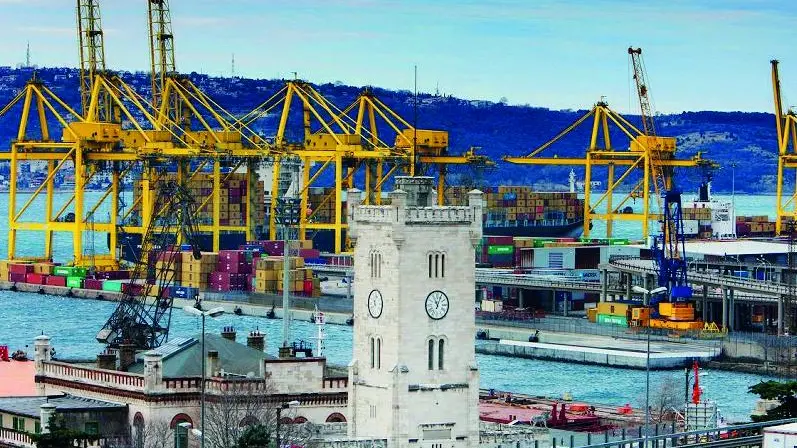 La Torre del Lloyd, sede dell’Authority, e sullo sfondo il Molo Settimo
