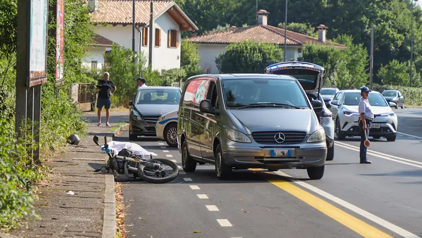 Il punto in cui la moto elettrica si è schiantata contro il palo (Tibaldi)