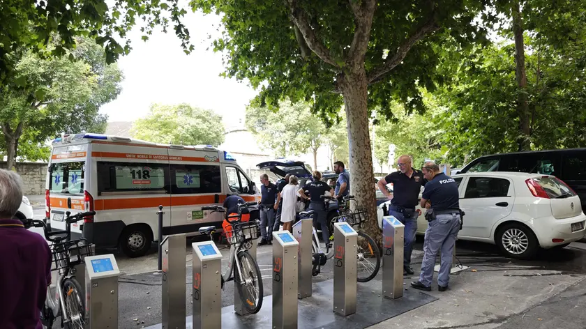 Sul posto l'ambulanza e l'automedica del 118, oltre a varie pattuglie della Polizia di Stato (Foto Lasorte)