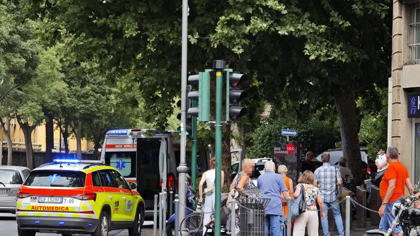 L’ambulanza e l’automedica intervenute tra viale Miramare e largo Roiano per salvare l’anziana. Foto Lasorte