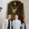 Il dipinto restaurato con don Rosa e i referenti del Rotary. Foto Silvano