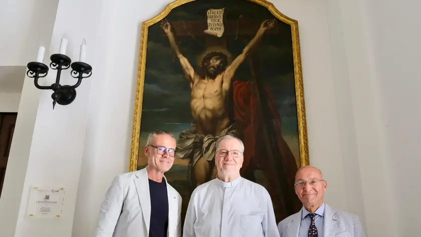 Il dipinto restaurato con don Rosa e i referenti del Rotary. Foto Silvano