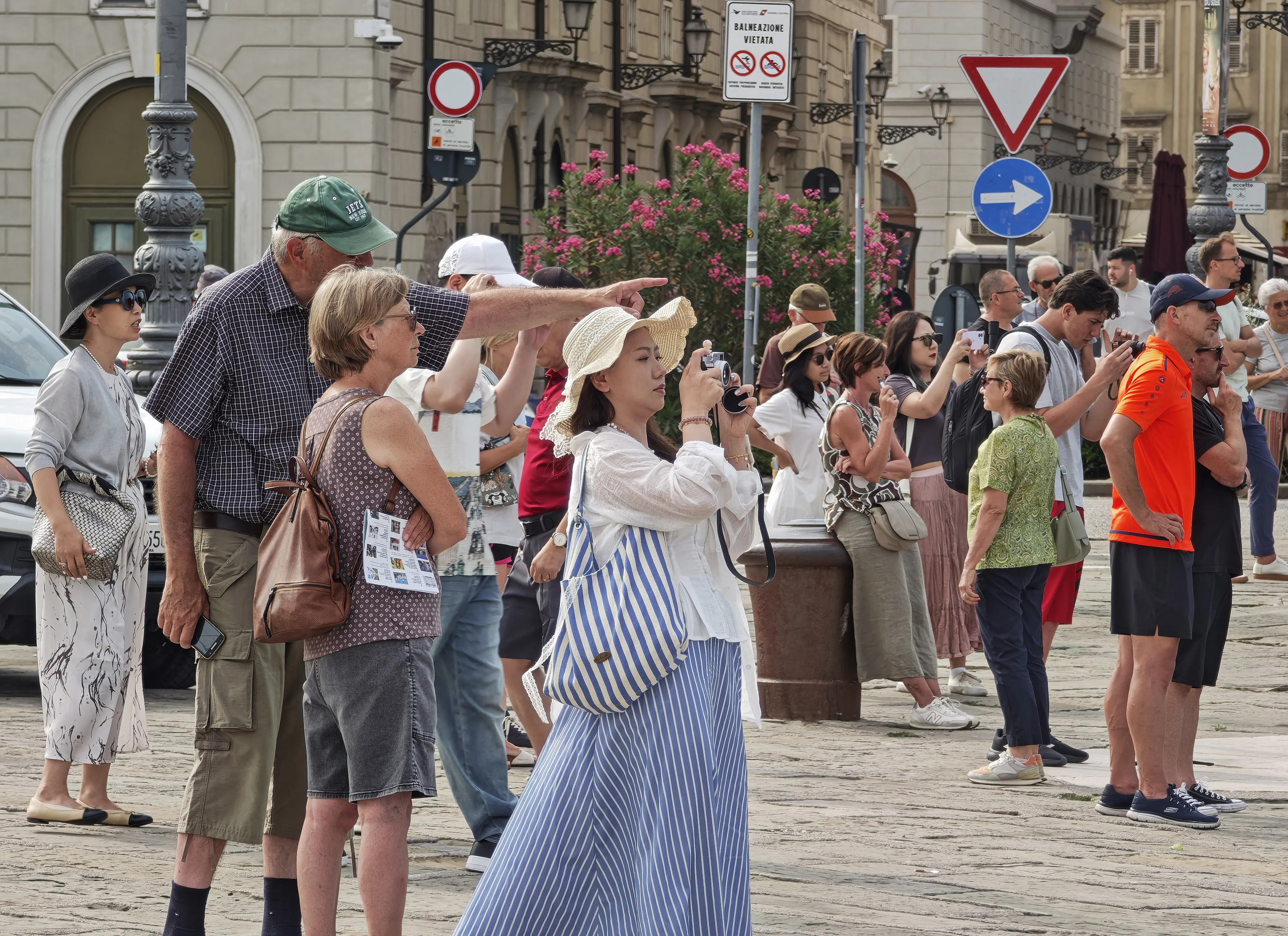 Turisti e triestini immortalano il Palinuro. Fotoservizio Lasorte