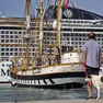 Palinuro davanti a una nave da crociera di Msc. Fotoservizio Andrea Lasorte