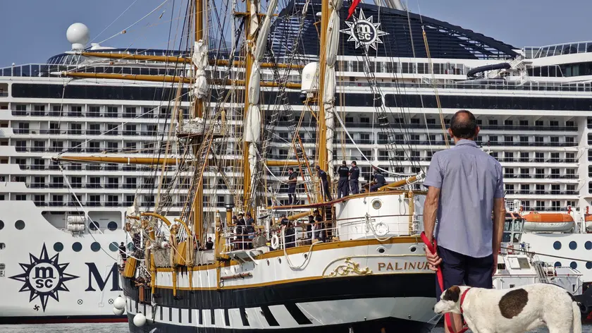 Palinuro davanti a una nave da crociera di Msc. Fotoservizio Andrea Lasorte