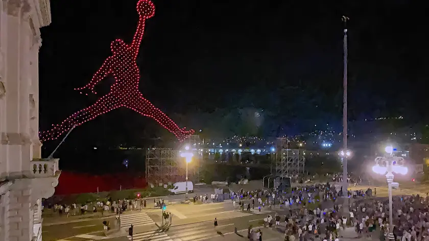 Ottocento droni hanno raffigurato sulle Rive di Trieste la figura di Micheal Jordan (foto di Massimo Silvano)