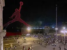 Ottocento droni hanno raffigurato sulle Rive di Trieste la figura di Micheal Jordan (foto di Massimo Silvano)
