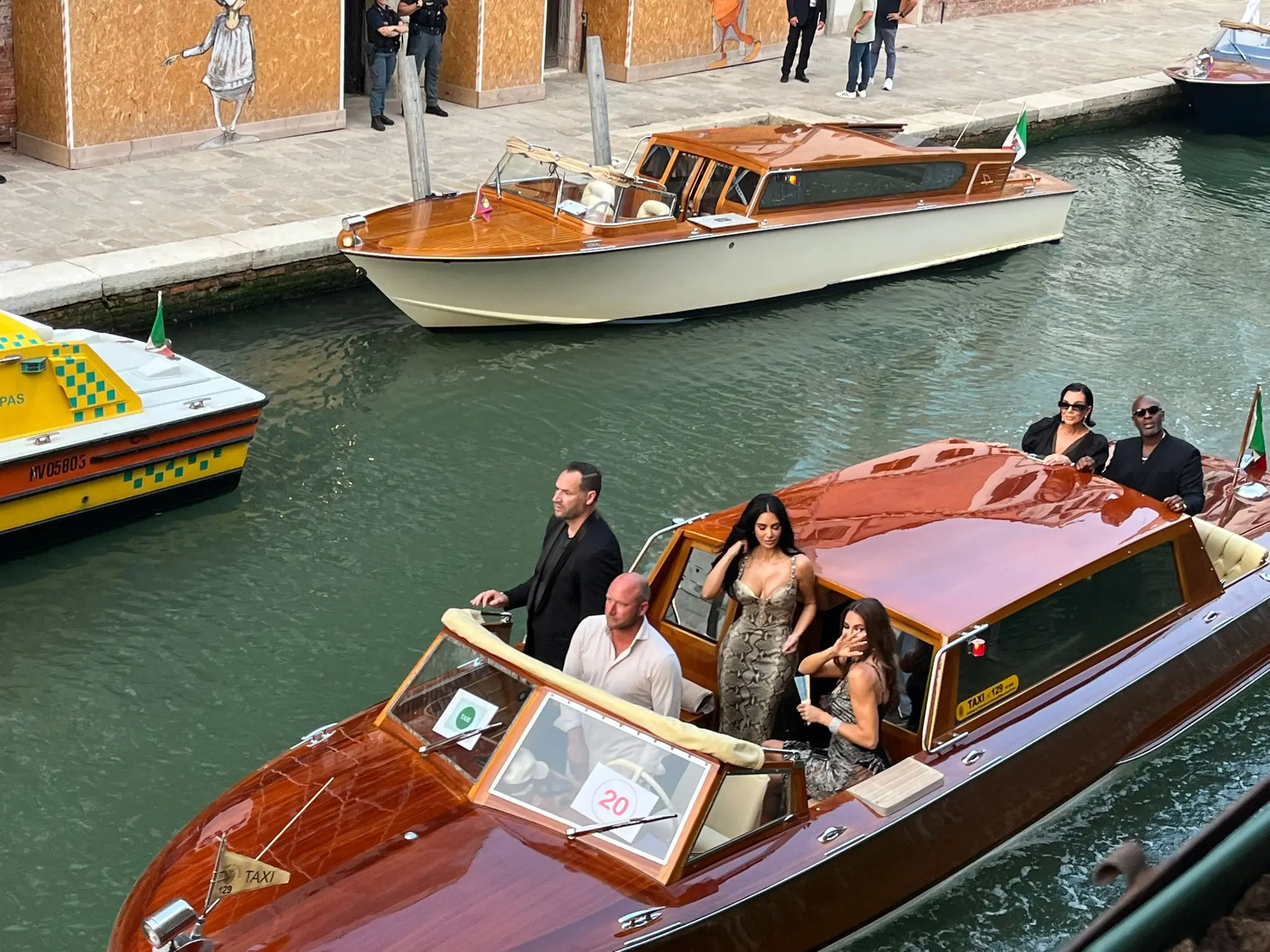 Le sorelle Kim e Khloe Kardashian, dietro il taxi la madre Kris Jenner con il compagno Corey Gamble