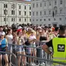Giovani in fila per l'ingresso al concerto (Lasorte)