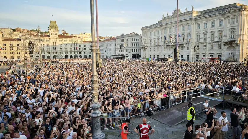 Piazza Unità gremita per il concerto (Lasorte)