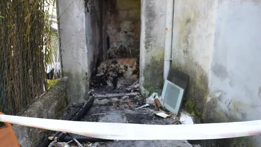 Il materiale bruciato nei magazzini dopo l'incendio (Bonaventura)