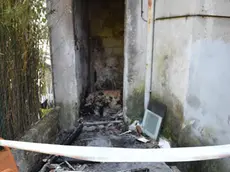 Il materiale bruciato nei magazzini dopo l'incendio (Bonaventura)
