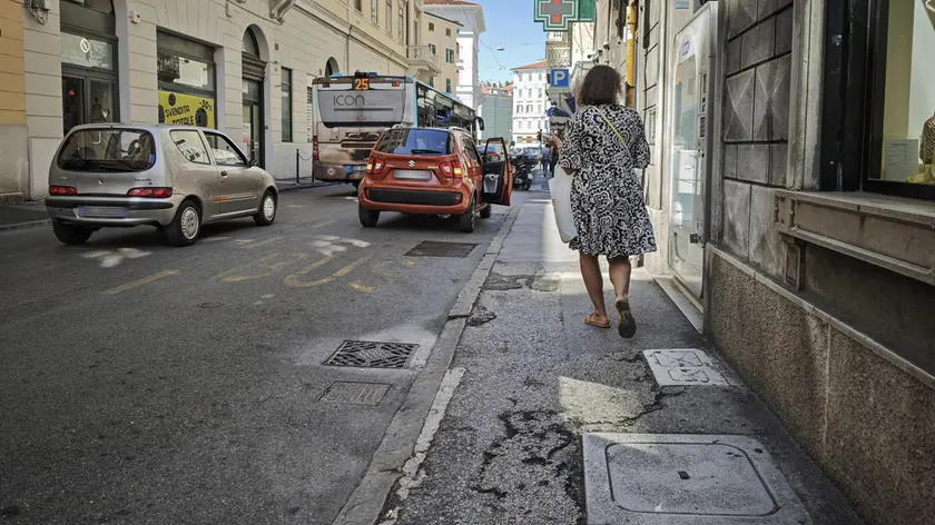 La sistemazione dei marciapiedi in via Ginnastica richiederà 90 giorni e sarà suddivisa in quattro fasi Foto Andrea Lasorte