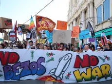 Il corteo di protesta dei no Bezos a Venezia