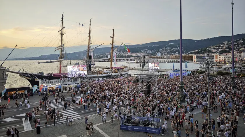 Nella foto di Andrea Lasorte, il concerto Tramonti a Nodest in piazza Unità a Trieste