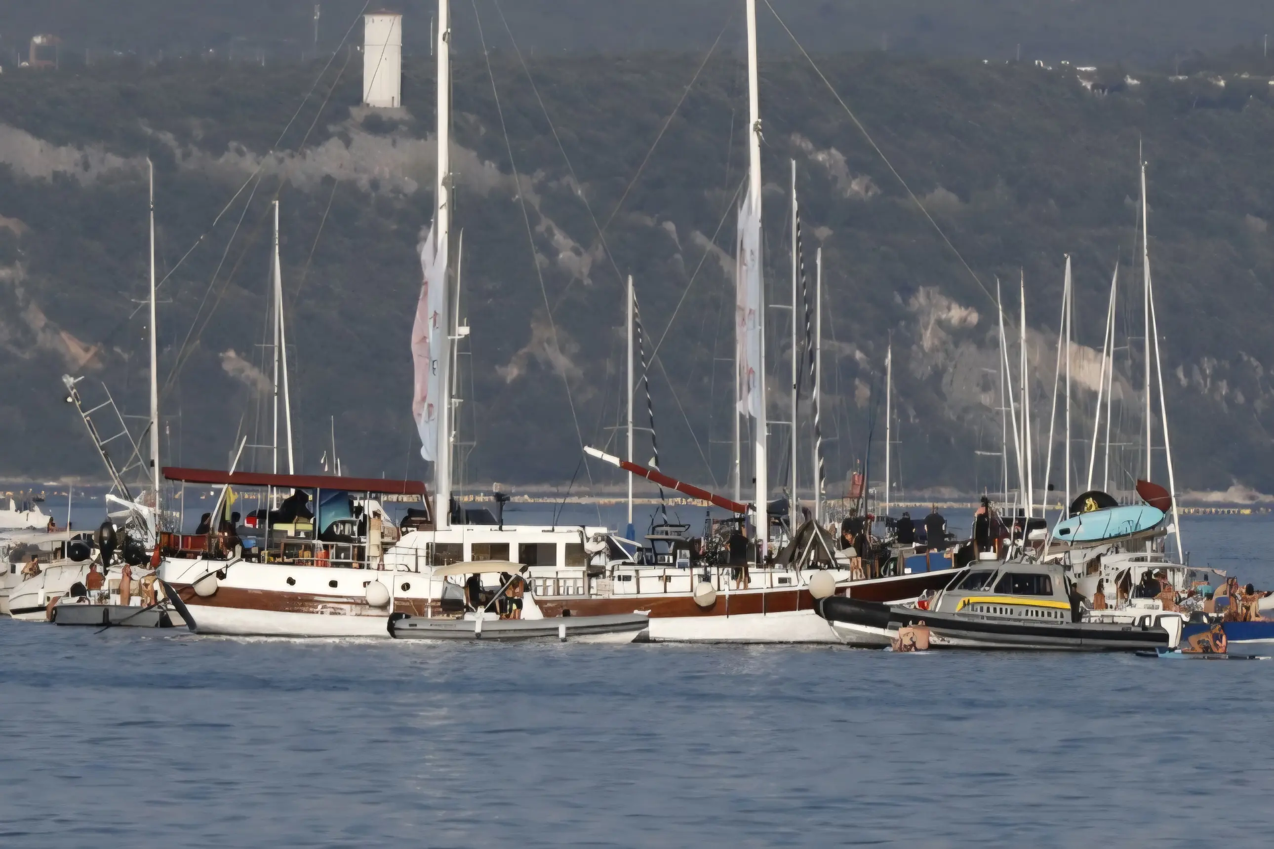 Il concerto di Elisa nel bel mezzo del golfo di Panzano, davanti a Marina Julia. Un tramonto a Nordest davvero indimenticabile per i fan che, a bordo delle barche, assistono allo spettacolo in mare. Foto di Katia Bonaventura
