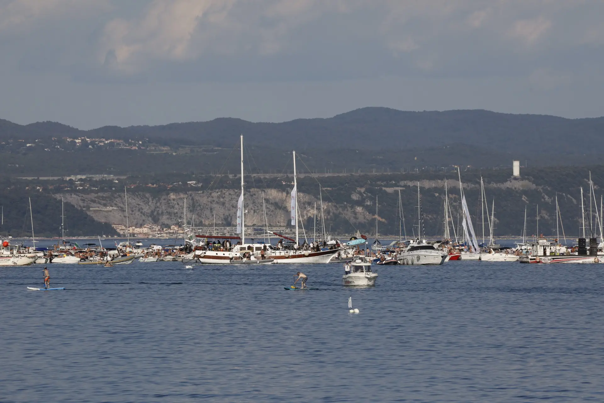Il concerto di Elisa nel bel mezzo del golfo di Panzano, davanti a Marina Julia. Un tramonto a Nordest davvero indimenticabile per i fan che, a bordo delle barche, assistono allo spettacolo in mare. Foto di Katia Bonaventura