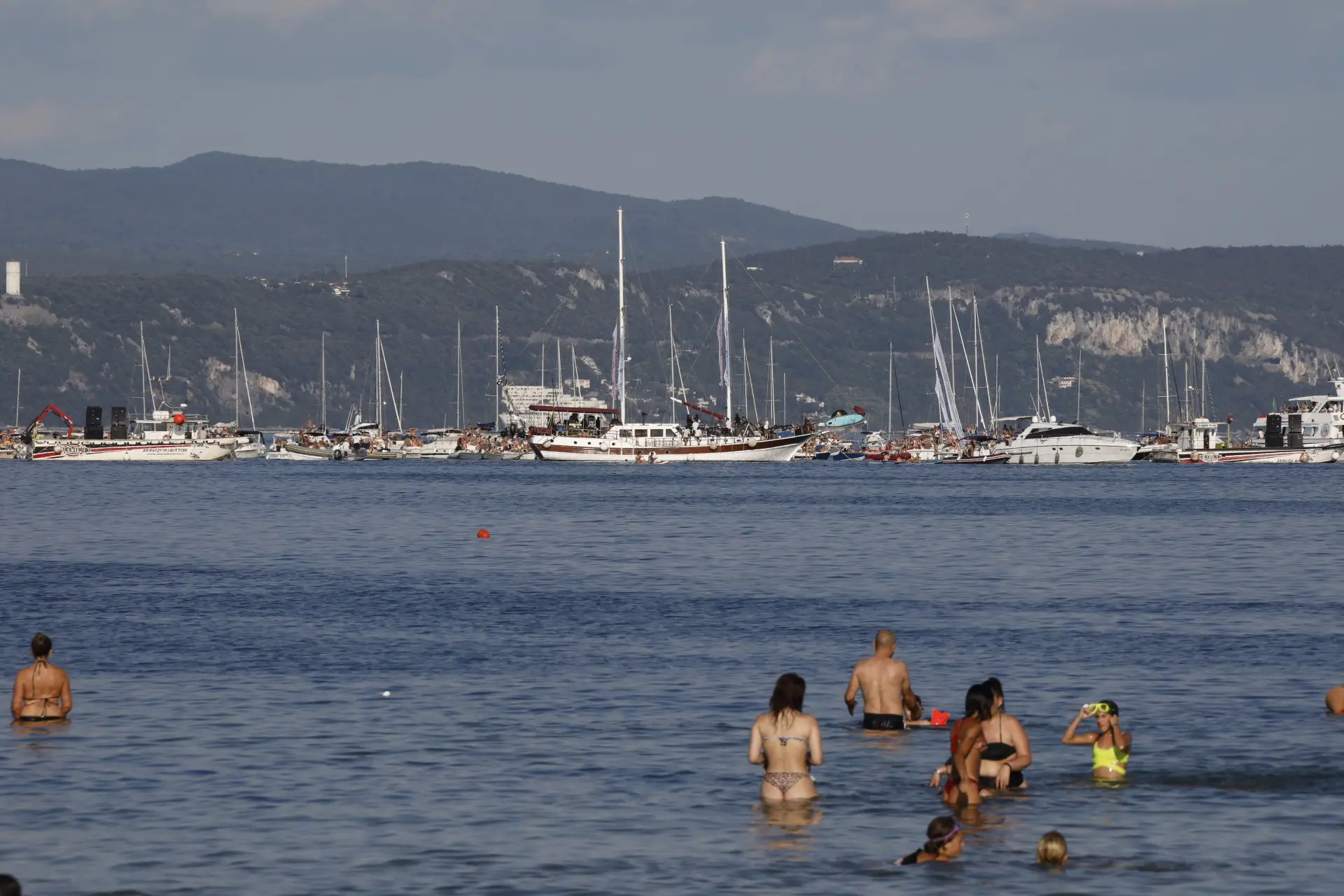 Il concerto di Elisa nel bel mezzo del golfo di Panzano, davanti a Marina Julia. Un tramonto a Nordest davvero indimenticabile per i fan che, a bordo delle barche, assistono allo spettacolo in mare. Foto di Katia Bonaventura