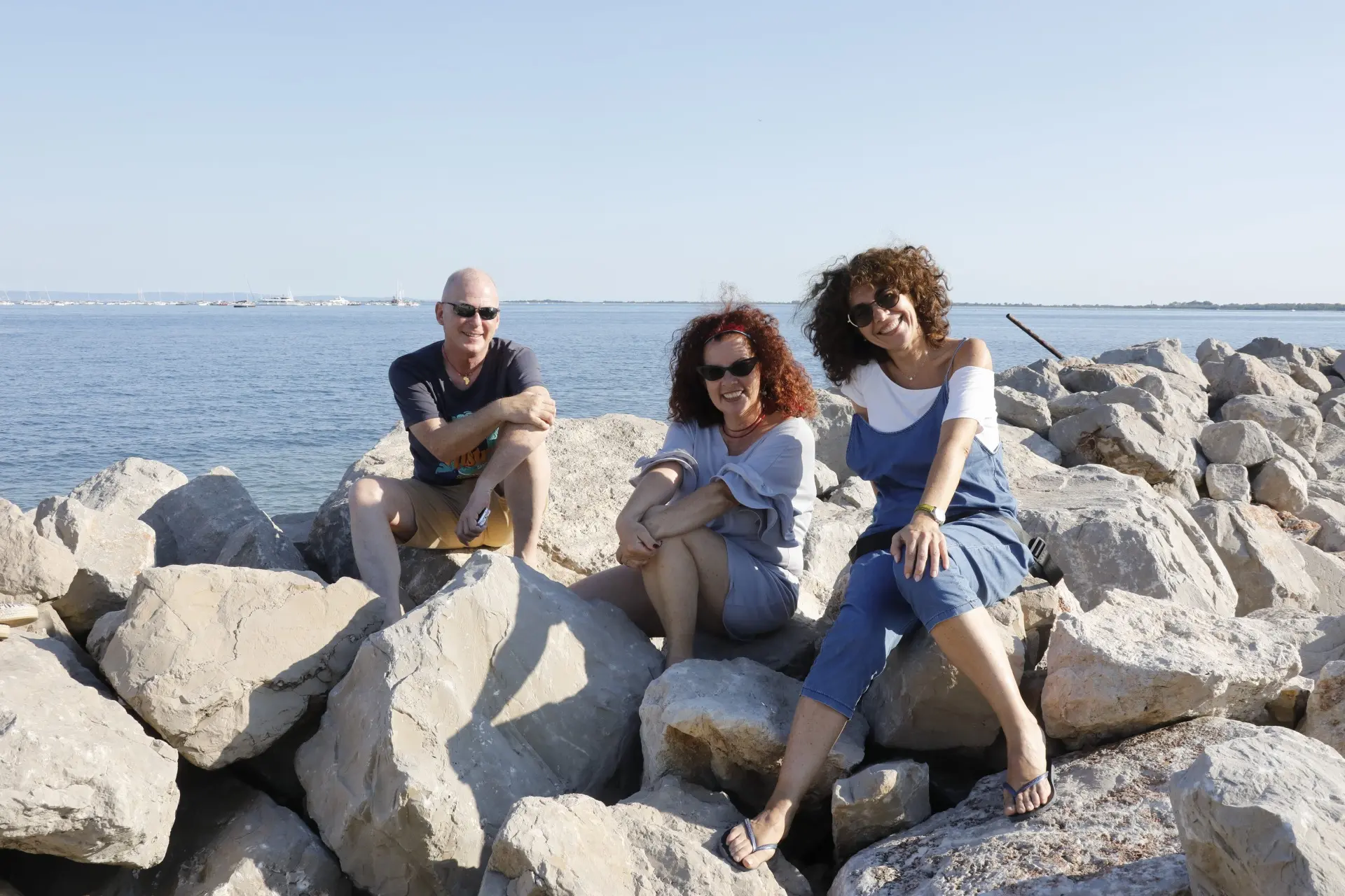 Il concerto di Elisa nel bel mezzo del golfo di Panzano, davanti a Marina Julia. Un tramonto a Nordest davvero indimenticabile per i fan che, a bordo delle barche, assistono allo spettacolo in mare. Foto di Katia Bonaventura