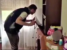 Un agente di polizia durante una delle 70 perquisizioni eseguite