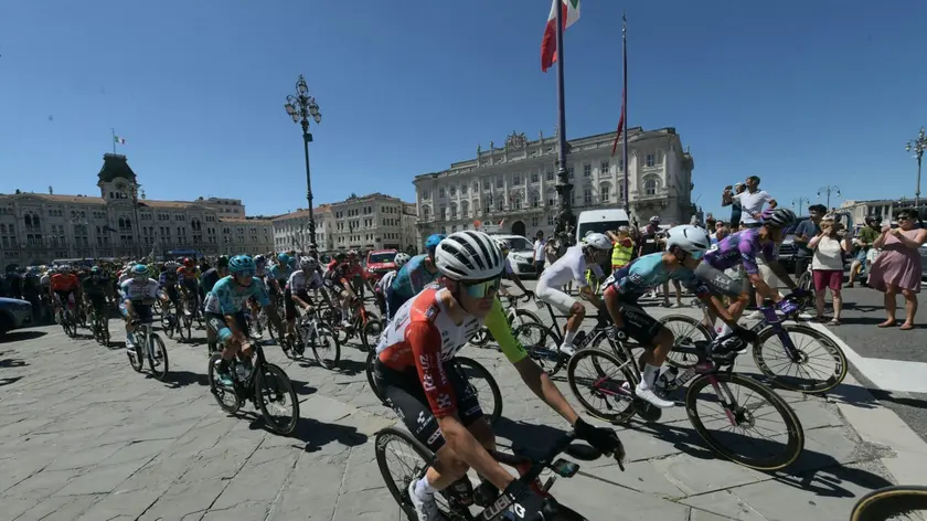 La partenza da piazza Unità, domenica 29 giugno a Trieste. Foto Bruni