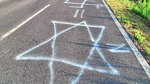 La scritta sulla Strada provinciale 19 Monfalcone - Grado