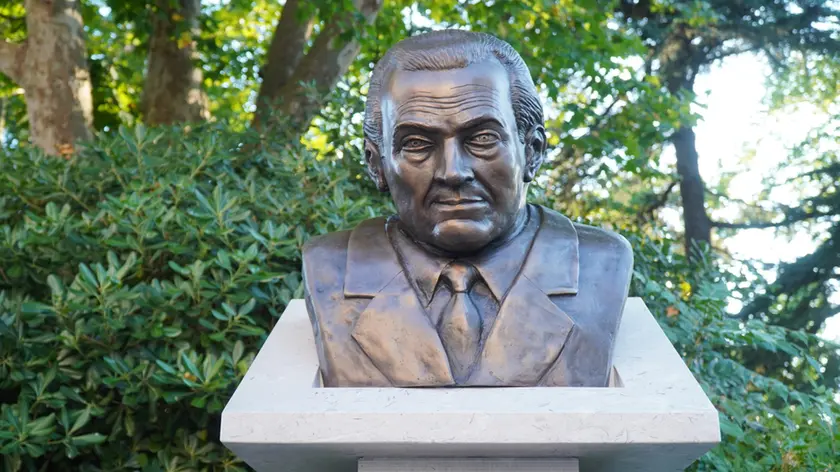 L'inaugurazione del busto di Rodolfo Lipizer realizzato da Franco Dugo foto Marega