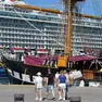 La Palinuro sulle rive e, dietro, una nave bianca (Foto Bruni)